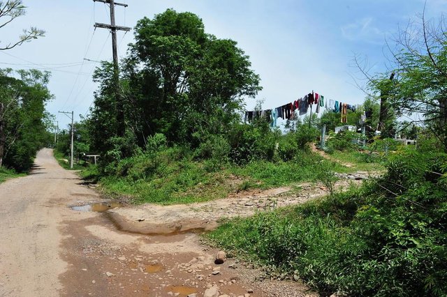 Santa Maria - RS - Brasil 16/10/2017Ruas da Vila Nossa Senhora da Conceição cheias de buracos e algumas com esgoto a céu aberto CASE: Ibanez Alves Vidal (estava de camisa branca) Santa Maria - RS - Brasil 16/10/2017Ruas da Vila Nossa Senhora da Conceição cheias de buracos e algumas com esgoto a céu aberto CASE: Ibanez Alves Vidal (estava de camisa branca)