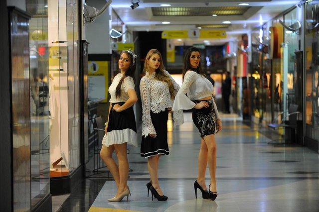 A moda primavera/verão segue a linha de babados, rendas, poás e fitas.Cases: modelos Anna Marc Moda Urbana A moda primavera/verão segue a linha de babados, rendas, poás e fitas.Cases: modelos Anna Marc Moda Urbana