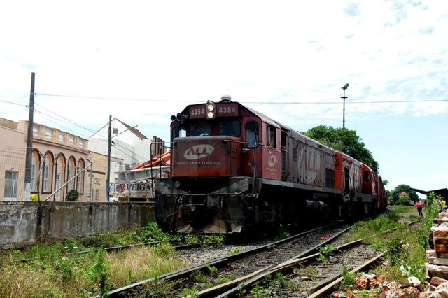 O setor ferroviário movimenta a economia de Cruz Alta. Atualmente, o município é um dos principais exportadores de soja do Estado, que utilizam o porto seco local para escoar a produção das regiões Noroeste e Planalto. Diariamente, circulam cerca de 500 vagões na cidade. ****EMBARGADA_ PAUTA ESPECIAL DSMFoto: Fernando Ramos/Agência RBS O setor ferroviário movimenta a economia de Cruz Alta. Atualmente, o município é um dos principais exportadores de soja do Estado, que utilizam o porto seco local para escoar a produção das regiões Noroeste e Planalto. Diariamente, circulam cerca de 500 vagões na cidade. ****EMBARGADA_ PAUTA ESPECIAL DSMFoto: Fernando Ramos/Agência RBS