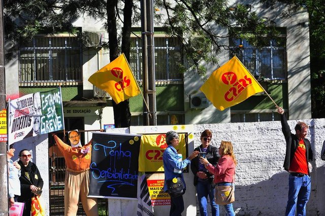 SANTA MARIA, RS, BRASIL. 23/10/2017.Protesto Cpres em Santa MariaFOTO: GABRIEL HAESBAERT / NEWCO DSM SANTA MARIA, RS, BRASIL. 23/10/2017.Protesto Cpres em Santa MariaFOTO: GABRIEL HAESBAERT / NEWCO DSM