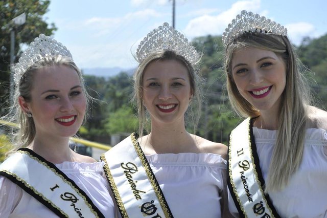 Realeza da Oktoberfest 2018 - Karoline Gehrke (centro), Daniele Kirsten e Daniela Provesi (direita). Realeza da Oktoberfest 2018 - Karoline Gehrke (centro), Daniele Kirsten e Daniela Provesi (direita).