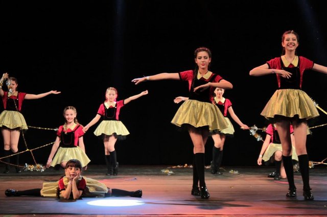 Belíssimas apresentações de dança levaram um grande público ao ginásio Annes Gualberto em São Bento do Sul, de quinta-feira até sábado. Nas fotos, dois momentos do evento que reuniu 700 alunos e coreógrafos de 26 escolas. Belíssimas apresentações de dança levaram um grande público ao ginásio Annes Gualberto em São Bento do Sul, de quinta-feira até sábado. Nas fotos, dois momentos do evento que reuniu 700 alunos e coreógrafos de 26 escolas.