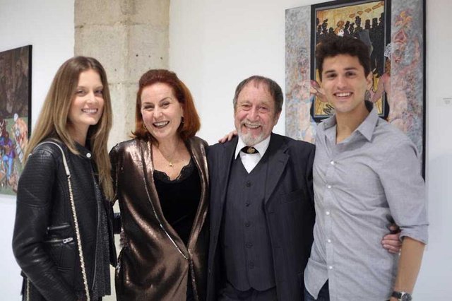 Juarez Machado e Melina Mosimann na abertura da exposição Mes Deux Amours em Paris, recepcionaram muitos convidados, entre eles Beatriz Back Neves Ribeiro, de Florianópolis, e Fábio Schubert Gelbcke, de Joinville. Juarez Machado e Melina Mosimann na abertura da exposição Mes Deux Amours em Paris, recepcionaram muitos convidados, entre eles Beatriz Back Neves Ribeiro, de Florianópolis, e Fábio Schubert Gelbcke, de Joinville.