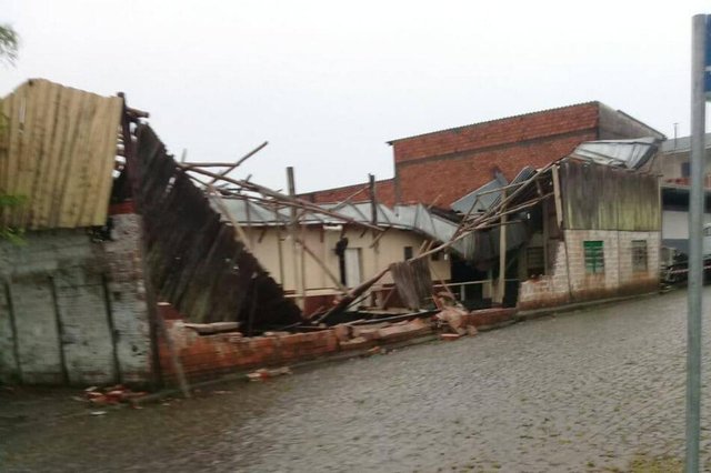 Clube Santo Ivo destru&iacute;do pelo temporal de 19/10/2017 em Jaguari