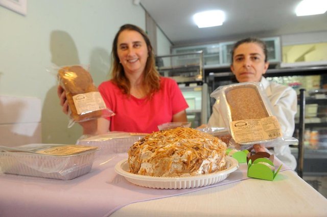 JOINVILLE, SC, BRASIL (06-10-2017) - Simone Machado Ribeiro (E) e Lucila Basso são as sócias-proprietárias do Essência de Baunilha. (Foto: Maykon Lammerhirt, A Notícia) JOINVILLE, SC, BRASIL (06-10-2017) - Simone Machado Ribeiro (E) e Lucila Basso são as sócias-proprietárias do Essência de Baunilha. (Foto: Maykon Lammerhirt, A Notícia)