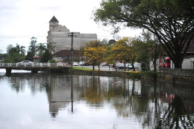 JOINVILLE,SC,BRASIL,16-10-2017.Ipê daá tons de amarelo ao rio Cachoeira com o moinho atrás.(Foto:Salmo Duarte/A Notícia,Geral) JOINVILLE,SC,BRASIL,16-10-2017.Ipê daá tons de amarelo ao rio Cachoeira com o moinho atrás.(Foto:Salmo Duarte/A Notícia,Geral)