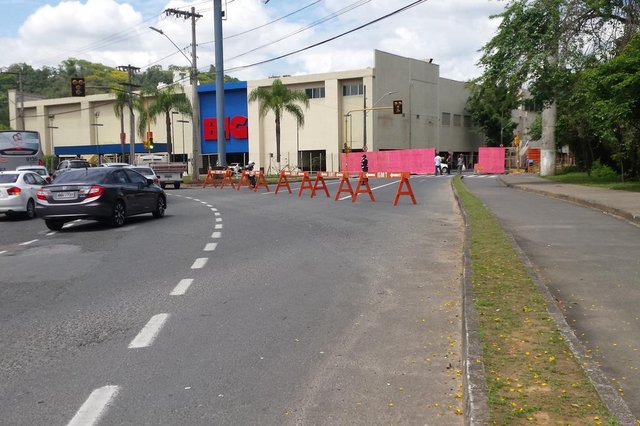 Rua Clara Mantau, no bairro da Velha, é interditada para obras de macrodrenagem Rua Clara Mantau, no bairro da Velha, é interditada para obras de macrodrenagem