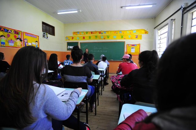  SANTA MARIA, RS, BRASIL. 16/10/2017.Escola Municipal Perp&eacute;tuo Socorro para conversar com a dire&ccedil;&atilde;o sobre o recebimento de alunos da rede estadual durante o per&iacute;odo de greve. FOTO: GABRIEL HAESBAERT / NEWCO DSM