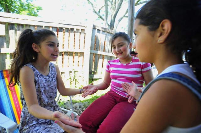  SANTA MARIA, RS, BRASIL. 24/10/2017.CAMPANHA BUSCA ARRECADAR DINHEIRO PARA MENINA FAZER CIRURGIA NO CORA&Ccedil;&Atilde;O Cristiane de Mello &iquest; 37 anos amiga da fam&iacute;lia (blusa tigrada)Lilian Wulff Fontes &iquest; 11 anos &iquest; menina com a doen&ccedil;aCristielle da Silva Wulff &iquest; m&atilde;e da meninaLourdes da Silva Wulff &iquest; 48 anos- av&oacute; da LilianBianca 9 anos- amiga  (blusa rosa)Manuela 9 anos &iquest; amiga(bacac&atilde;o e blusa branca)FOTO: GABRIEL HAESBAERT / NEWCO DSM