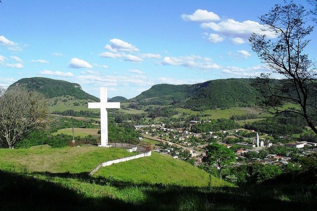 Vista geral de Ivor&aacute;, com a Cruz Luminosa