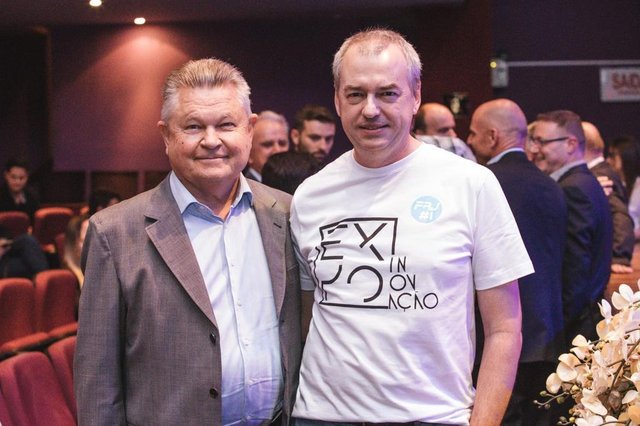 A 5ª edição da ExpoInovação traz mais uma vez um amplo debate sobre temais atuais, como nova economia, empreendedorismo de alto impacto e cidades inteligentes e humanas. Organizado pelo Conselho Municipal de Ciência, Tecnologia e Inovação de Joinville (Comciti), o evento deve reunir cerca de duas mil pessoas, entre iniciativa privada, instituições de ensino superior, poder público, estudantes e profissionais conectados ao setor de tecnologia e inovação, para discutir inovação e futuro. O evento encerra-se nesta quinta-feira e acontece no Teatro Juarez Machado.Durante a abertura da 5ª ExpoInovação, o prefeito de Joinville, Udo Döhler, é recepcionado pelo presidente do Comciti e diretor de operações do Perini Business Park, Emerson Edel. A 5ª edição da ExpoInovação traz mais uma vez um amplo debate sobre temais atuais, como nova economia, empreendedorismo de alto impacto e cidades inteligentes e humanas. Organizado pelo Conselho Municipal de Ciência, Tecnologia e Inovação de Joinville (Comciti), o evento deve reunir cerca de duas mil pessoas, entre iniciativa privada, instituições de ensino superior, poder público, estudantes e profissionais conectados ao setor de tecnologia e inovação, para discutir inovação e futuro. O evento encerra-se nesta quinta-feira e acontece no Teatro Juarez Machado.Durante a abertura da 5ª ExpoInovação, o prefeito de Joinville, Udo Döhler, é recepcionado pelo presidente do Comciti e diretor de operações do Perini Business Park, Emerson Edel.