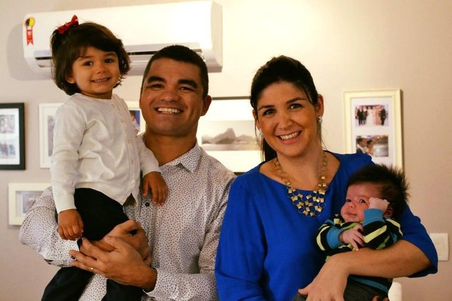 A família Rebollo cresceu: ganhou um novo integrante, Cadu, que já está com um mês. Na foto, Sofia no colo do pai, Carlos Rebollo, e o recém-chegado com a mãe, Sabrina Schmitz. A família Rebollo cresceu: ganhou um novo integrante, Cadu, que já está com um mês. Na foto, Sofia no colo do pai, Carlos Rebollo, e o recém-chegado com a mãe, Sabrina Schmitz.