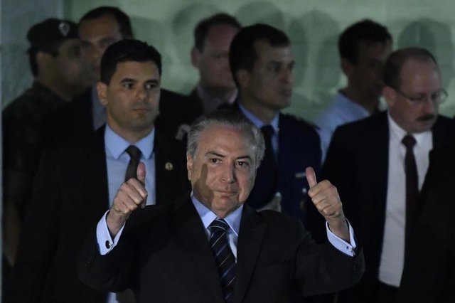 BRASÃLIA, DF - 25.10.2017: TEMER-SAÃDE - O presidente Michel Temer, 77, recebeu alta pouco antes das 20h desta quarta-feira (25). Ele foi internado no inÃcio da tarde e passou por um procedimento emergencial de desobstrução do canal da bexiga. Temer estava no Palácio do Planalto desde as 9h, acompanhando a votação da denúncia que tramitava contra ele na Câmara. No final da manhã sentiu dores e dificuldade para urinar. Passou pelo serviço médico do próprio Planalto e, de lá, foi encaminhado ao Hospital do Exército, onde deu entrada à s 12h50. (Foto: Mateus Bonomi/Folhapress) BRASÃLIA, DF - 25.10.2017: TEMER-SAÃDE - O presidente Michel Temer, 77, recebeu alta pouco antes das 20h desta quarta-feira (25). Ele foi internado no inÃcio da tarde e passou por um procedimento emergencial de desobstrução do canal da bexiga. Temer estava no Palácio do Planalto desde as 9h, acompanhando a votação da denúncia que tramitava contra ele na Câmara. No final da manhã sentiu dores e dificuldade para urinar. Passou pelo serviço médico do próprio Planalto e, de lá, foi encaminhado ao Hospital do Exército, onde deu entrada à s 12h50. (Foto: Mateus Bonomi/Folhapress)