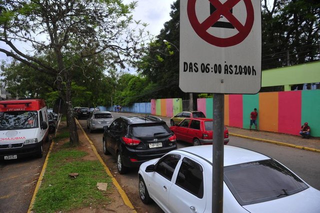  SANTA MARIA, RS, BRASIL. 26/10/2017.estacionamento no canteiro em frente ao PA do Patronato, em Santa MariaFOTO: GABRIEL HAESBAERT / NEWCO DSM
