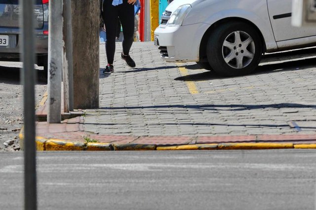  Santa Maria, RS, Brasil, 24/10/2017.Estacionamento irregular em frente a imobili&aacute;ria na rua Ven&acirc;ncio Aires, no Centro de Santa Maria.