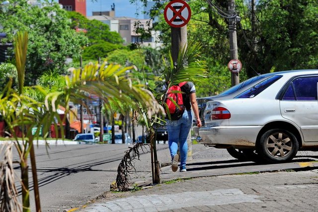  Santa Maria, RS, Brasil, 24/10/2017.Carros estacionados de forma irregular deixam pedestres quase sem cal&ccedil;ada em Santa Maria.Na foto: Carros estacionados de forma irregula no Restaurante Vera Cruz da Avenida Medianeira.