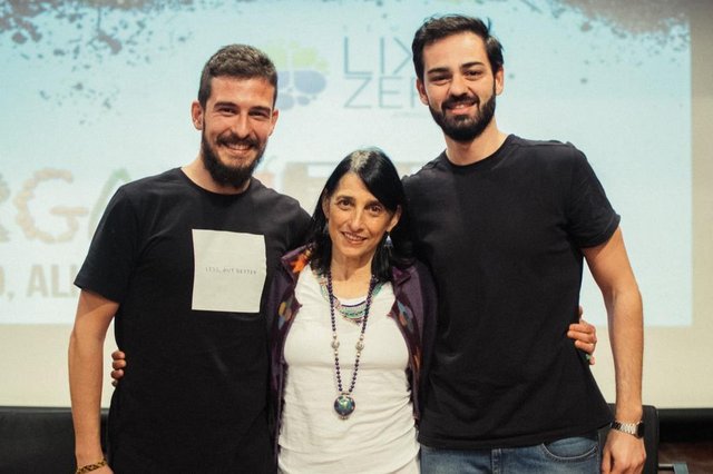 Autora de livros sobre yoga e vegetarianismo, a professora Laura Packer foi o destaque do Fórum Organizando ¿ Cultivo, Alimentação e Compostagem, evento da Semana Lixo Zero que aconteceu esta semana no Teatro do Sesc. Na foto, ela ao lado de Gustavo Ritzmann e Arthur Rancatti, da Rastro Soluções Sustentáveis, empresa que coordena o evento. As atividades da Semana ocorrem até o próximo domingo. Autora de livros sobre yoga e vegetarianismo, a professora Laura Packer foi o destaque do Fórum Organizando ¿ Cultivo, Alimentação e Compostagem, evento da Semana Lixo Zero que aconteceu esta semana no Teatro do Sesc. Na foto, ela ao lado de Gustavo Ritzmann e Arthur Rancatti, da Rastro Soluções Sustentáveis, empresa que coordena o evento. As atividades da Semana ocorrem até o próximo domingo.