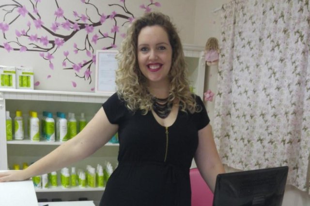 Vanessa Borba comemora nesta sexta-feira os 5 anos do seu salão ¿Vaidosinhas¿, especializado em cabelos crespos. Ela que defende os cachos, ficou conhecida também por publicar um livro infantil esse ano, onde ajuda as meninas a aceitarem seus cachinhos. Vanessa Borba comemora nesta sexta-feira os 5 anos do seu salão ¿Vaidosinhas¿, especializado em cabelos crespos. Ela que defende os cachos, ficou conhecida também por publicar um livro infantil esse ano, onde ajuda as meninas a aceitarem seus cachinhos.