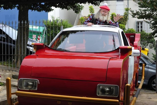 CAXIAS DO SUL, RS, BRASIL (29/11/2012) O Papai Noel Pedro Chimello Neto, 60 anos, espera ter autorização do Detran para circular com seu trenó ainda neste ano. Pedro Chimello Neto.(Roni Rigon-Pioneiro) CAXIAS DO SUL, RS, BRASIL (29/11/2012) O Papai Noel Pedro Chimello Neto, 60 anos, espera ter autorização do Detran para circular com seu trenó ainda neste ano. Pedro Chimello Neto.(Roni Rigon-Pioneiro)
