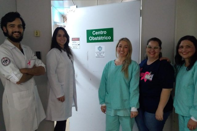 O post feito pela empresária Alinne Zucolotto, quase um mês depois do nascimento da filha, emocionou a equipe médica do hospital ¿ na maioria ainda jovens residentes de ginecologia e obstetrícia ¿, que viu, no relato da mãe, uma motivação para acreditar no próprio trabalho realizado no Centro Obstétrico e a certeza de que fizeram a escolha certa. O post feito pela empresária Alinne Zucolotto, quase um mês depois do nascimento da filha, emocionou a equipe médica do hospital ¿ na maioria ainda jovens residentes de ginecologia e obstetrícia ¿, que viu, no relato da mãe, uma motivação para acreditar no próprio trabalho realizado no Centro Obstétrico e a certeza de que fizeram a escolha certa.
