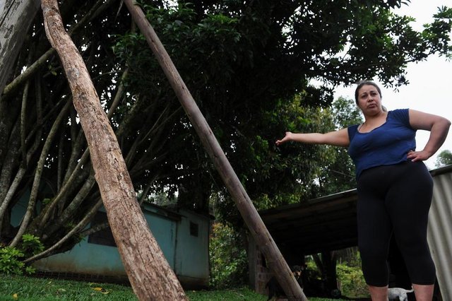 Santa Maria - RS - Brasil 26/10/2017Casas em Itaara ainda estão sem luz - Itaara BR 158 km 309De azul é a senhora Odila Trevisan soares 996439130 Santa Maria - RS - Brasil 26/10/2017Casas em Itaara ainda estão sem luz - Itaara BR 158 km 309De azul é a senhora Odila Trevisan soares 996439130
