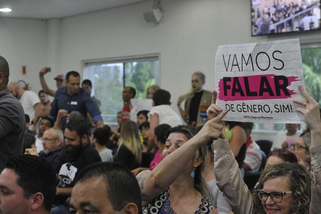 Grupos contra e a favor a discussão de gênero nas escolas tomaram o plenário para protestar após os vereadores aprovarem uma moção de repúdio à escola Elza Pacheco por promover um ciclo de palestras que, entre outros assuntos, abordará a diversidade de gênero. Grupos contra e a favor a discussão de gênero nas escolas tomaram o plenário para protestar após os vereadores aprovarem uma moção de repúdio à escola Elza Pacheco por promover um ciclo de palestras que, entre outros assuntos, abordará a diversidade de gênero.