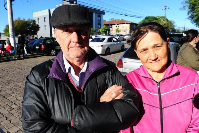 Bento Gonçalves, RS, Brasil (22/10/2017) Bebida Proibida. Reportagem verifica opinião pública sobre projeto de lei que proibe beber na via pública de Bento Gonçalves. NA FOTO, FRANCISCO GERONIMO VERUS, 61, APOSENTADO, A MULHER JACINTA SALETE VERUS, 57, ARREPIAM NA SONZERA DE BENTO. (Roni Rigon/Pioneiro). Bento Gonçalves, RS, Brasil (22/10/2017) Bebida Proibida. Reportagem verifica opinião pública sobre projeto de lei que proibe beber na via pública de Bento Gonçalves. NA FOTO, FRANCISCO GERONIMO VERUS, 61, APOSENTADO, A MULHER JACINTA SALETE VERUS, 57, ARREPIAM NA SONZERA DE BENTO. (Roni Rigon/Pioneiro).