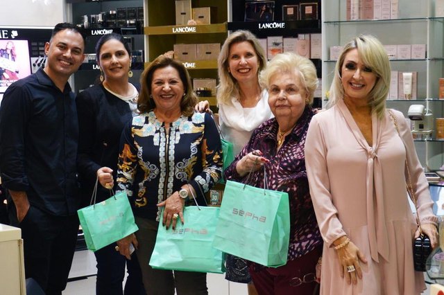 Roges Perin, Carol Carstens, Lúcia Carsten, Ana Luiza Wetzel e Viviane Feijó, no lançamento da nova linha de produtos faciais da Lâncome, na Sepha em Joinville. Viviane foi convidada para ser a embaixadora do produto aqui na cidade. Roges Perin, Carol Carstens, Lúcia Carsten, Ana Luiza Wetzel e Viviane Feijó, no lançamento da nova linha de produtos faciais da Lâncome, na Sepha em Joinville. Viviane foi convidada para ser a embaixadora do produto aqui na cidade.