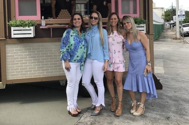 Anna Claudia Radünz Cardozo Silvestrin, Tábita Monteiro, Anna Paula Radunz Cardozo e Mariana Bachtold se juntam nesse sábado para receber clientes na Villa Di Olinda para o lançamento da coleção Alto Verão. O evento começa às 14 e vai até às 19h. Anna Claudia Radünz Cardozo Silvestrin, Tábita Monteiro, Anna Paula Radunz Cardozo e Mariana Bachtold se juntam nesse sábado para receber clientes na Villa Di Olinda para o lançamento da coleção Alto Verão. O evento começa às 14 e vai até às 19h.