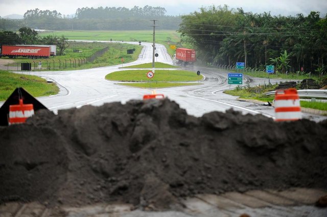 JOINVILLE, SC, BRASIL (26-10-2017) - Obras do contorno de Garuva. (Foto: Maykon Lammerhirt, A Notícia) JOINVILLE, SC, BRASIL (26-10-2017) - Obras do contorno de Garuva. (Foto: Maykon Lammerhirt, A Notícia)