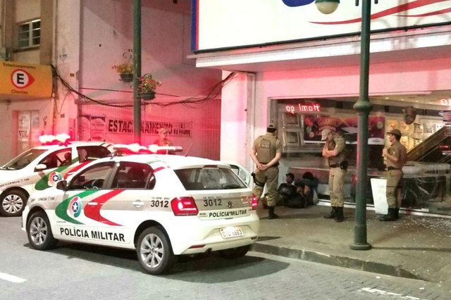 Dois ladrões são presos pela PM no Centro de Blumenau Dois ladrões são presos pela PM no Centro de Blumenau