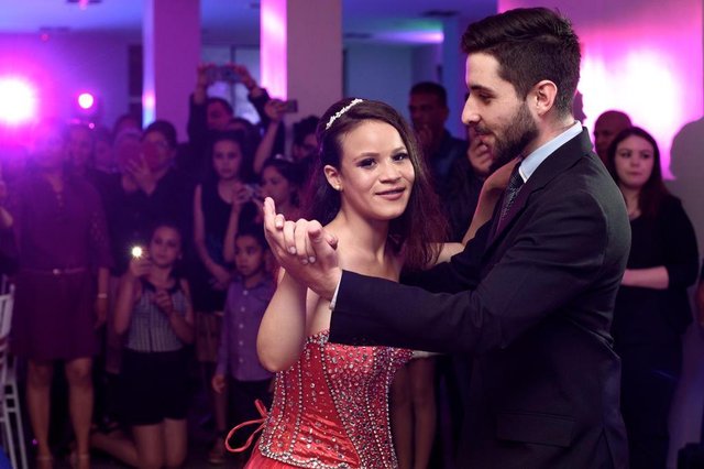 5 jovens ganharam festa de 15 anos com tudo que t&ecirc;m direito. Na foto, da esquerda para direita: Carolaine, Caroline, Rafaela, Tamires e Amanda