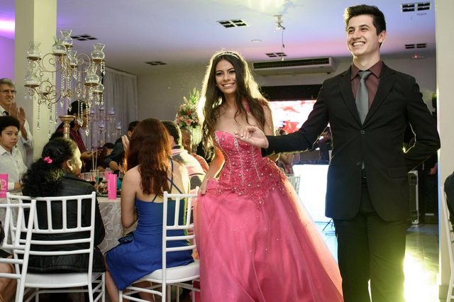 5 jovens ganharam festa de 15 anos com tudo que t&ecirc;m direito. Na foto, da esquerda para direita: Carolaine, Caroline, Rafaela, Tamires e Amanda