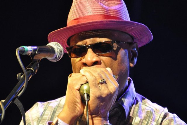 Quem curte blues não pode perder o grande show que acontece nesta terça-feira, em Joinville, com ninguém menos que Harmonica Hinds, conhecido como um dos maiores gaitistas de Chicago. E o melhor: de graça. Isso mesmo: a apresentação é aberta ao público e acontece a partir das 19h30, na praça central do Shopping Mueller. A expectativa de Albertina Tuma, que está trazendo o artista para se apresentar aqui, é que nenhuma cadeira fique vazia, já que essa é uma oportunidade de ver um grande artista. Então, o convite está feito, e se eu fosse você aceitava porque, sem dúvida, será um grande show. Quem curte blues não pode perder o grande show que acontece nesta terça-feira, em Joinville, com ninguém menos que Harmonica Hinds, conhecido como um dos maiores gaitistas de Chicago. E o melhor: de graça. Isso mesmo: a apresentação é aberta ao público e acontece a partir das 19h30, na praça central do Shopping Mueller. A expectativa de Albertina Tuma, que está trazendo o artista para se apresentar aqui, é que nenhuma cadeira fique vazia, já que essa é uma oportunidade de ver um grande artista. Então, o convite está feito, e se eu fosse você aceitava porque, sem dúvida, será um grande show.