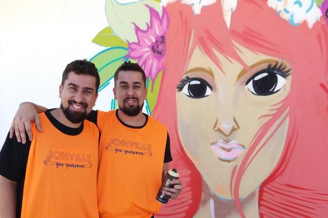 MutirãoFoi bacana ver que muita gente se uniu em favor da ideia de deixar o Parque da Cidade mais bonito. O mutirão do Projeto Joinville que Queremos, encabeçado pela equipe do jornal A Notícia, reuniu pessoas de todos os cantos da cidade e valeu a pena. O lugar ganhou cara nova e, certamente, a ideia é mais uma mostra de que a união faz a força.Na foto, os irmãos Feitosa, que deram um toque especial com sua arte em uma das paredes da sede da Associação de Moradores do Guanabara, que fica no parque. MutirãoFoi bacana ver que muita gente se uniu em favor da ideia de deixar o Parque da Cidade mais bonito. O mutirão do Projeto Joinville que Queremos, encabeçado pela equipe do jornal A Notícia, reuniu pessoas de todos os cantos da cidade e valeu a pena. O lugar ganhou cara nova e, certamente, a ideia é mais uma mostra de que a união faz a força.Na foto, os irmãos Feitosa, que deram um toque especial com sua arte em uma das paredes da sede da Associação de Moradores do Guanabara, que fica no parque.
