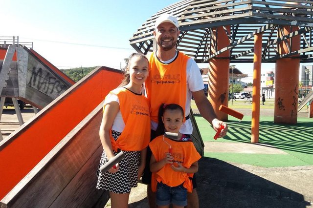 Foi bacana ver que muita gente se uniu em favor da ideia de deixar o Parque da Cidade mais bonito. O mutirão do Projeto Joinville que Queremos, encabeçado pela equipe do jornal A Notícia, reuniu pessoas de todos os cantos da cidade e valeu a pena. O lugar ganhou cara nova e, certamente, a ideia é mais uma mostra de que a união faz a força.Na foto, a família Domingo, que ajudou a pintar o Caranguejo Foi bacana ver que muita gente se uniu em favor da ideia de deixar o Parque da Cidade mais bonito. O mutirão do Projeto Joinville que Queremos, encabeçado pela equipe do jornal A Notícia, reuniu pessoas de todos os cantos da cidade e valeu a pena. O lugar ganhou cara nova e, certamente, a ideia é mais uma mostra de que a união faz a força.Na foto, a família Domingo, que ajudou a pintar o Caranguejo