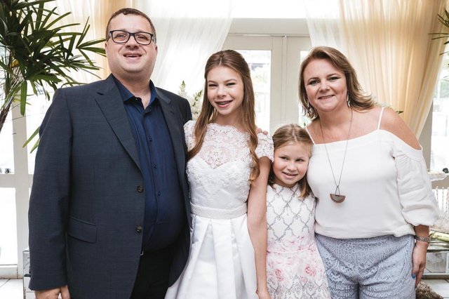 Rogério Sebrão, Leticia e Catia Nass Sebrão na confirmação de Natália.Indexador: Max Schwoelk Rogério Sebrão, Leticia e Catia Nass Sebrão na confirmação de Natália.Indexador: Max Schwoelk
