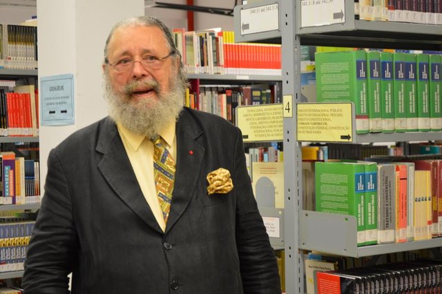 O ministro aposentado Eros Grau foi homenageado em evento jur&iacute;dico e na biblioteca da Fadisma, batizada com seu nome