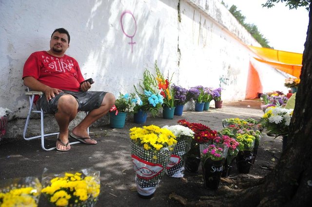  SANTA MARIA, RS, BRASILCresce venda de flores pr&oacute;ximo ao feriado de finados em Santa Maria.FOTO: GABRIEL HAESBAERT