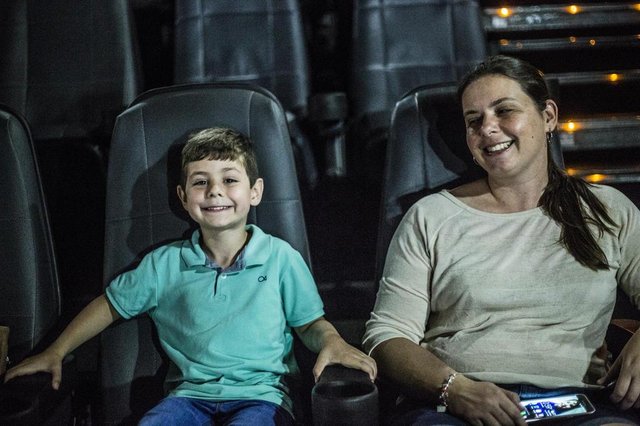 FLORIANOPOLIS, SC, BRASIL, 21.10.2017: Oportunidades de inclusão para pessoas com Autismo no cinema. Nesse sabado, a sala de cinema foi preparada especialmente para pessoas com algumas necessidades especiais e todos tiveram a chance de ver o filme Capitão Cueca sem alguma descriminação; Pedro Haensel com a mãe Carine Amidianski (Foto: Diorgenes Pandini/Diário Catarinense) FLORIANOPOLIS, SC, BRASIL, 21.10.2017: Oportunidades de inclusão para pessoas com Autismo no cinema. Nesse sabado, a sala de cinema foi preparada especialmente para pessoas com algumas necessidades especiais e todos tiveram a chance de ver o filme Capitão Cueca sem alguma descriminação; Pedro Haensel com a mãe Carine Amidianski (Foto: Diorgenes Pandini/Diário Catarinense)