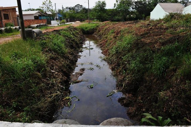 Santa Maria - RS - BRASIL 25/10/2017O bairro sofre problemas como falta de canalização, ruas com buracos e sem pavimentação, buracos que se estendem há mais de anos e alagamentos que apodreceram o solo das casas. Nadir Pizzolato da Silva (tava com uma blusa cinza) Santa Maria - RS - BRASIL 25/10/2017O bairro sofre problemas como falta de canalização, ruas com buracos e sem pavimentação, buracos que se estendem há mais de anos e alagamentos que apodreceram o solo das casas. Nadir Pizzolato da Silva (tava com uma blusa cinza)