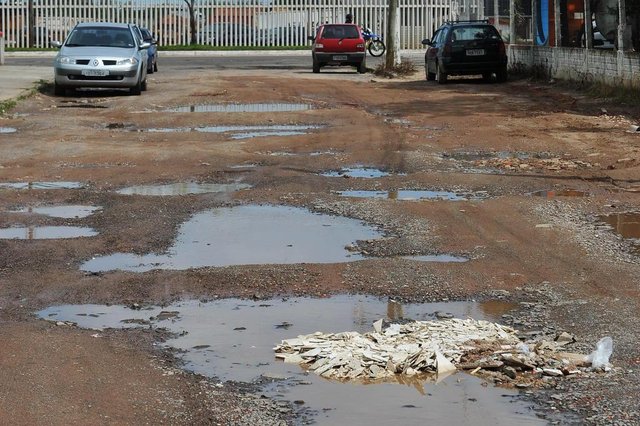 Santa Maria - RS - BRASIL 25/10/2017O bairro sofre problemas como falta de canalização, ruas com buracos e sem pavimentação, buracos que se estendem há mais de anos e alagamentos que apodreceram o solo das casas. Nadir Pizzolato da Silva (tava com uma blusa cinza) Santa Maria - RS - BRASIL 25/10/2017O bairro sofre problemas como falta de canalização, ruas com buracos e sem pavimentação, buracos que se estendem há mais de anos e alagamentos que apodreceram o solo das casas. Nadir Pizzolato da Silva (tava com uma blusa cinza)
