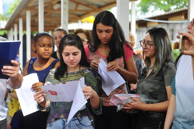 SANTA MARIA, RS, BRASIL. 30/10/2017.Aberta a capsula do tempo na Escola Augusto Ruschi em Santa Maria.FOTO: GABRIEL HAESBAERT / NEWCO DSM SANTA MARIA, RS, BRASIL. 30/10/2017.Aberta a capsula do tempo na Escola Augusto Ruschi em Santa Maria.FOTO: GABRIEL HAESBAERT / NEWCO DSM
