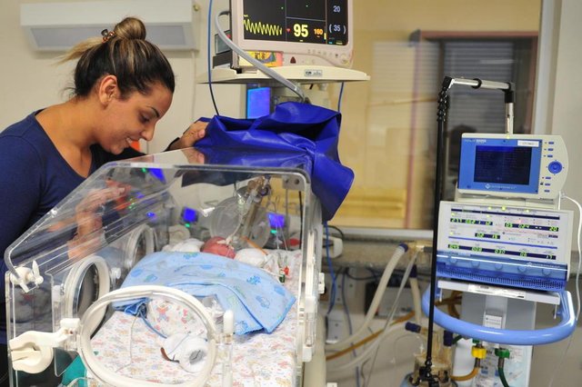 JOINVILLE,SC,BRASIL,30-10-2017.Inauguração da nova UTI Neo Natal do Hospital Infantil de Joinville.Stefany Lais Pereira com seu filho Henrique Antonio Morinari.(Foto:Salmo Duarte/A Notícia) JOINVILLE,SC,BRASIL,30-10-2017.Inauguração da nova UTI Neo Natal do Hospital Infantil de Joinville.Stefany Lais Pereira com seu filho Henrique Antonio Morinari.(Foto:Salmo Duarte/A Notícia)
