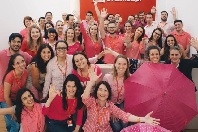 Os mais de 500 colaboradores da rede Breithaupt de diferentes cidades catarinenses se uniram na luta contra o câncer de mama. Entre as ações, está a arrecadação de lenços que serão doados à Rede Feminina. Os mais de 500 colaboradores da rede Breithaupt de diferentes cidades catarinenses se uniram na luta contra o câncer de mama. Entre as ações, está a arrecadação de lenços que serão doados à Rede Feminina.