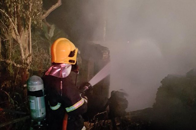incêndio em galpão de serraria incêndio em galpão de serraria