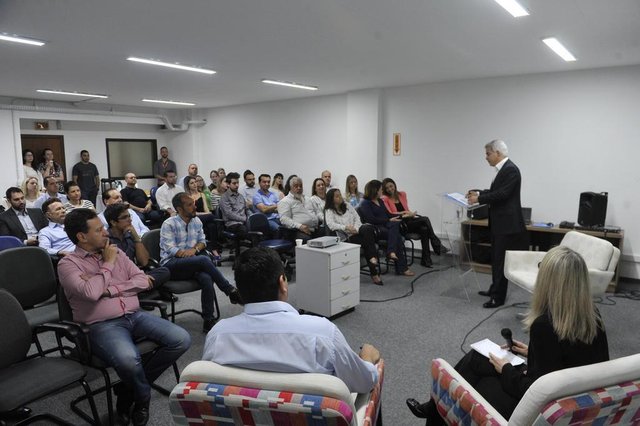 Jornalistas Estela Benetti e Pancho, da NSC, debatem perspectivas para SC. Jornalistas Estela Benetti e Pancho, da NSC, debatem perspectivas para SC.