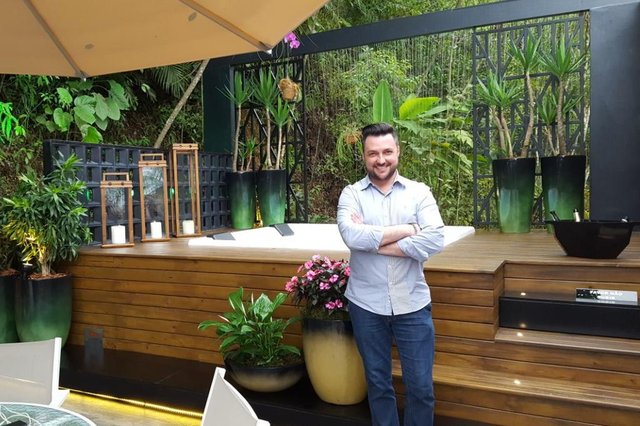Depois de passar pelo Salão do Móvel de Milão 2017 e visitar outros eventos do gênero no Brasil, o arquiteto Eduardo Martini assina um dos ambientes da Mostra Sul Joinville. É dele o Terraço do Casal, uma área semiaberta que mistura elementos naturais e contemporâneos em um ambiente romântico e sofisticado. A mostra está aberta ao público na tradicional mansão da Aquidaban, os visitantes podem conhecer mais de 40 ambientes projetados por profissionais da região e que mostram as últimas novidades e tendências em arquitetura, decoração e design. Depois de passar pelo Salão do Móvel de Milão 2017 e visitar outros eventos do gênero no Brasil, o arquiteto Eduardo Martini assina um dos ambientes da Mostra Sul Joinville. É dele o Terraço do Casal, uma área semiaberta que mistura elementos naturais e contemporâneos em um ambiente romântico e sofisticado. A mostra está aberta ao público na tradicional mansão da Aquidaban, os visitantes podem conhecer mais de 40 ambientes projetados por profissionais da região e que mostram as últimas novidades e tendências em arquitetura, decoração e design.