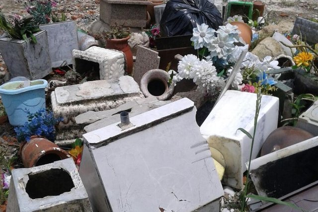 No cemit&eacute;rio S&atilde;o Jos&eacute;, no bairro Camobi, em Santa Maria, usu&aacute;rios reclamam de estragos causados pela empresa que administra o servi&ccedil;o