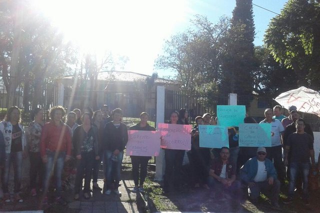 Pais fazem protesto para pedir a volta às aulas na escola estadual Lélia Ribeiro, de São Martinho da Serra. Pais fazem protesto para pedir a volta às aulas na escola estadual Lélia Ribeiro, de São Martinho da Serra.